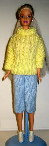 Gul tröja med polokrage och ljusblå byxor