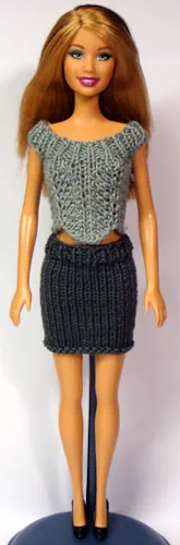 Ljusgrå topp och mörkgrå kjol