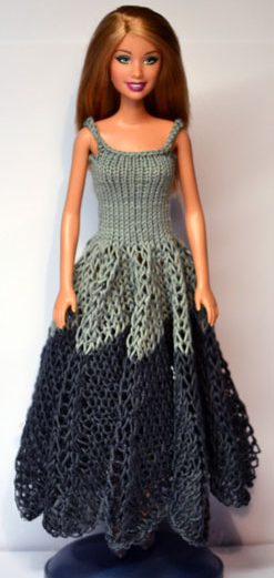Barbie iklädd stickad lång klänning i ljus och mörk mossgrön färg med smalnande kjol