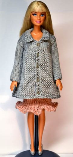 Barbie iklädd grå stickad jacka med knappar och rosa kjol