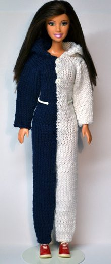 Barbie iklädd stickad jumpsuit som är hälften blå och hälften vit med vertikal färgdelning