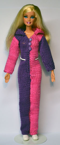 Barbie iklädd stickad mysdress i cerise och lila färgblock