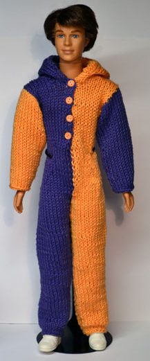Ken-docka iklädd stickad overall i orange och lila färger med knappar framtill