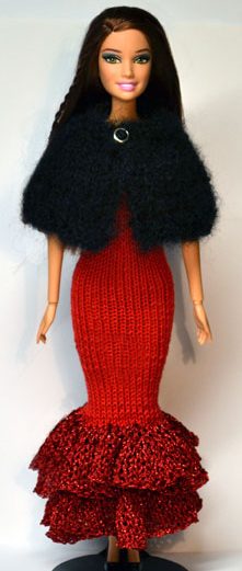 Barbie iklädd svart fluffigt mohair cape över röd stickad klänning