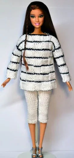 Barbie i stickad vit tröja med svarta ränder och vita byxor.