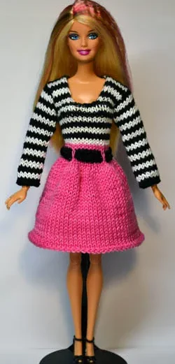 Barbie i stickad rosa kjol med svartvit randig topp.