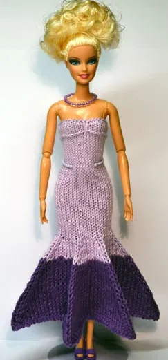 Barbie i stickad lila sjöjungfruklänning med ljus lila överdel och mörk lila utsvängd kjol.