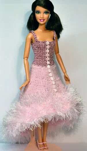 Barbie i rosa glittrig klänning med ljusrosa pälskant.