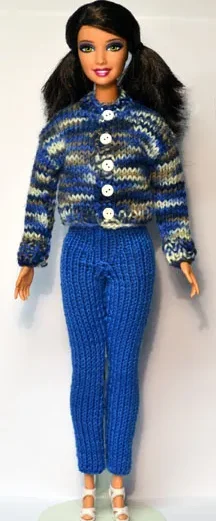 Barbie i blå melerad stickad jacka med matchande byxor.