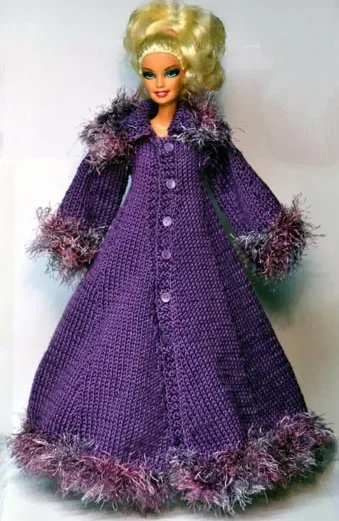 Barbie i lila stickad kappa med luddkanter