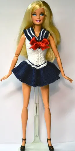 Barbie i marinblå och vit sjömansklänning med röd rosett