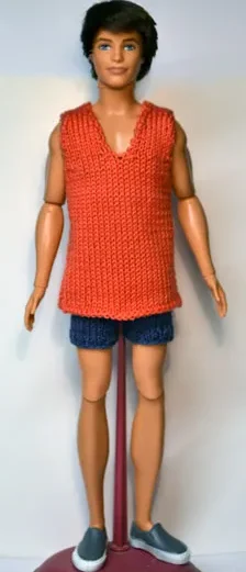 Barbie i orange stickad linne med v-ringning och blå shorts.