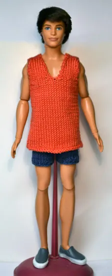 Barbie i orange stickad linne med v-ringning och blå shorts.