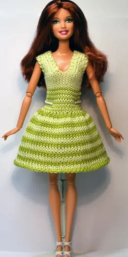 Barbie i stickad grön randig klänning med ljusgröna och mörkgröna ränder.