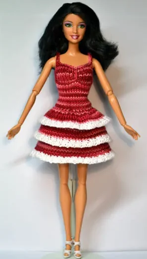 Barbie i stickad röd och vit klänning med volanger.