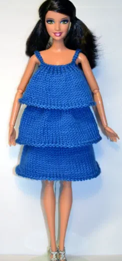 Barbie i blå stickad klänning med tre volanger