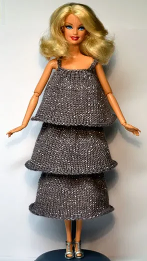 Barbie i grå stickad klänning med tre volanger