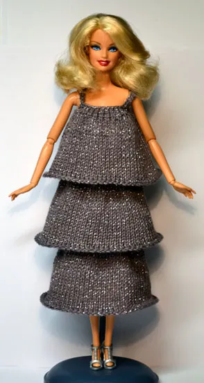 Barbie i grå stickad klänning med tre volanger