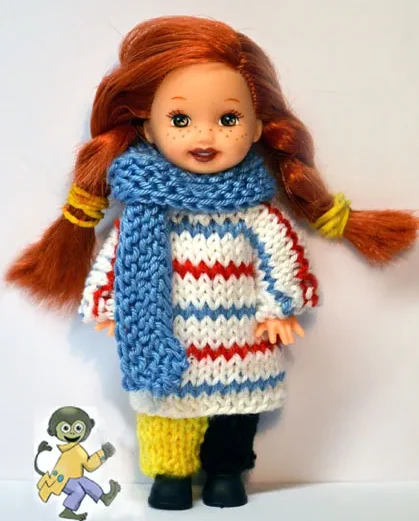 Shelly-docka i stickad randigt långtröja med blå, vit och röd mönster och gula ärmar.