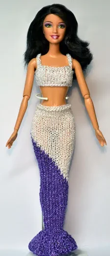 Barbie i stickad sjöjungfruoutfit med vit topp och lila-vit svans.