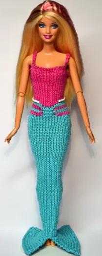Barbie som sjöjungfru i stickad cerise och turkos dräkt med fjällmönster.