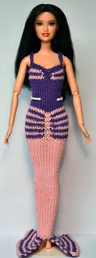 Barbie i stickad sjöjungfru-outfit i lila och rosa med fena.