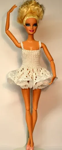 Barbie i vit stickad balettklänning med kort tyllkjol.