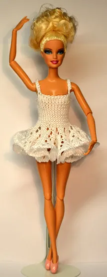 Barbie i vit stickad balettklänning med kort tyllkjol.