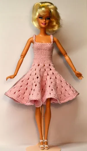 Barbie i rosa stickad klänning med hålmönster