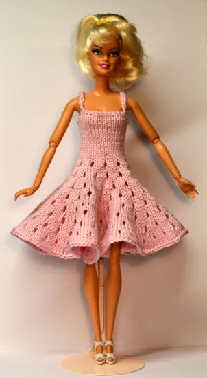 Barbie i rosa stickad klänning med hålmönster
