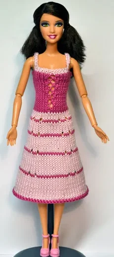 Barbie i stickad rosa och vit randig klänning.