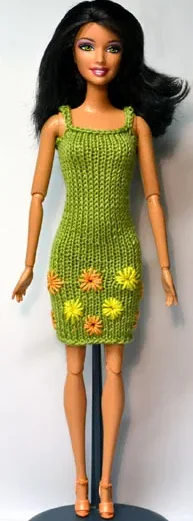Barbie i grön stickad klänning med broderade blommor