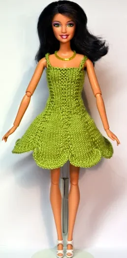Barbie i ljusgrön stickad klänning med uddkant