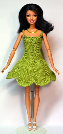 Barbie i ljusgrön stickad klänning med uddkant