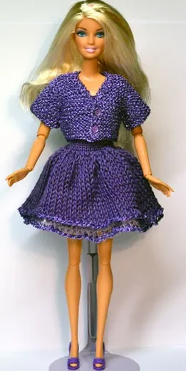 Barbie i lila stickad klänning med matchande jacka och bälte.
