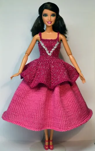 Barbie i cerise ballklänning med volanger och silvriga detaljer.