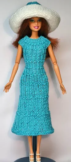 Barbie i turkos stickad klänning med vit hatt.