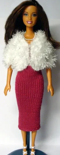 Barbie i vit luddig jacka och cerise kjol.