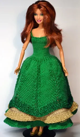 Barbie i stickad grön klänning med volanger och guldkant