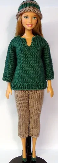 Barbie i grön stickad tröja med V-ringning, grön mössa och beige kjol.