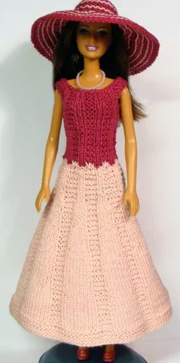 Barbie i stickad rosa klänning med vinrött liv och matchande hatt.