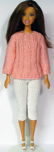 Barbie i rosa stickad tröja och vita capribyxor.