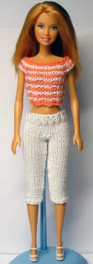 Barbie i orange och vit randig stickad topp med vita byxor.