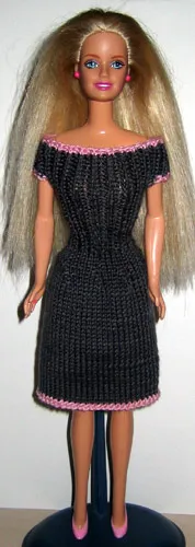 Barbie i grå stickad klänning med rosa kanter