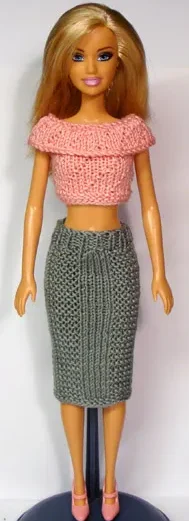 Barbie i rosa off-shoulder topp och grön pennkjol.