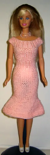 Barbie i rosa stickad klänning med resår.