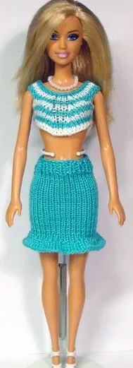Barbie i stickad turkos och vit croppad topp med matchande turkos kjol.