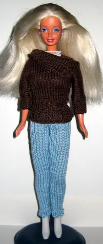 Barbie i brun stickad tröja och ljusblå ribbade byxor.