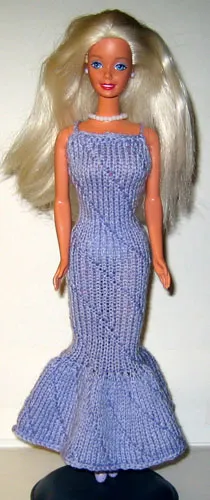 Barbie i lila stickad långklänning med strukturmönster.
