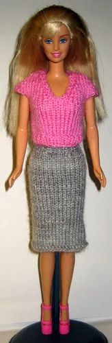 Barbie i rosa v-ringad topp och grå stickad kjol.